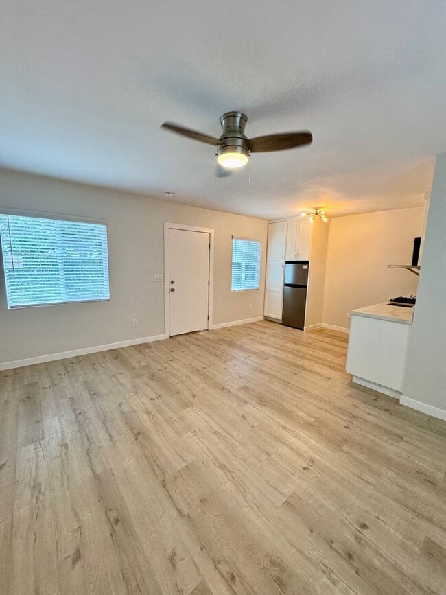 Interior Photo - 613 S Prairie Avenue