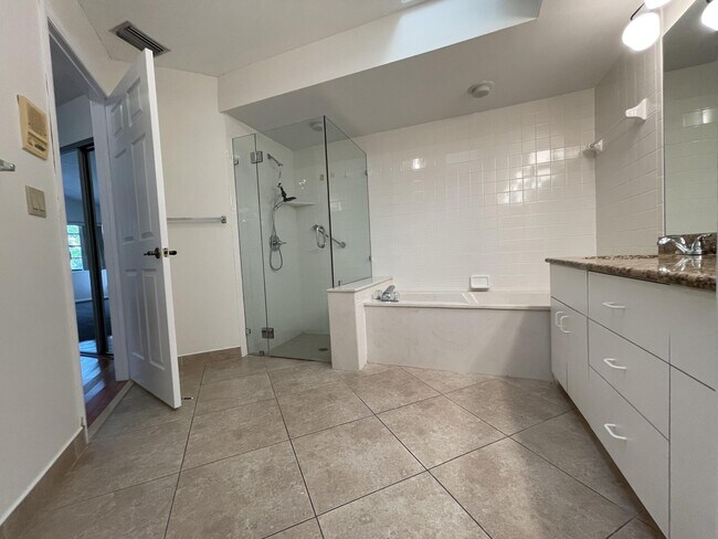 Building Photo - 2575 La Cristal Cir