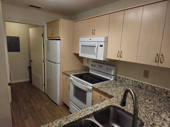 Building Photo - Updated 3BR/3BA condo in Windsor Condomini...