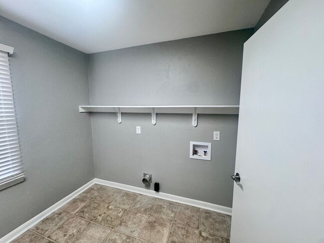 Building Photo - Newly Renovated Woodway Home