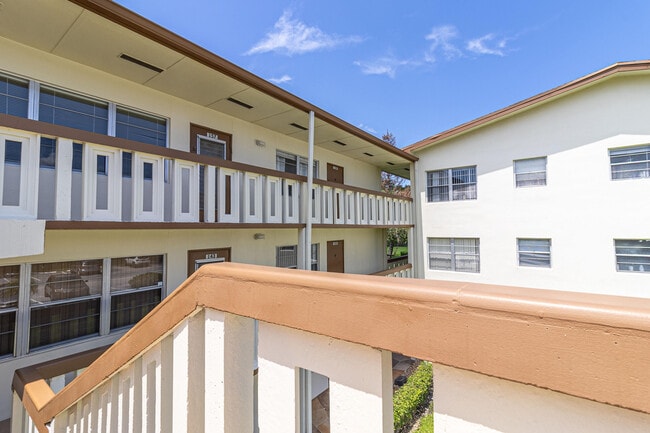 Building Photo - 158 Mansfield D