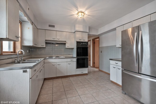 Building Photo - 8108 N Oriole Ave
