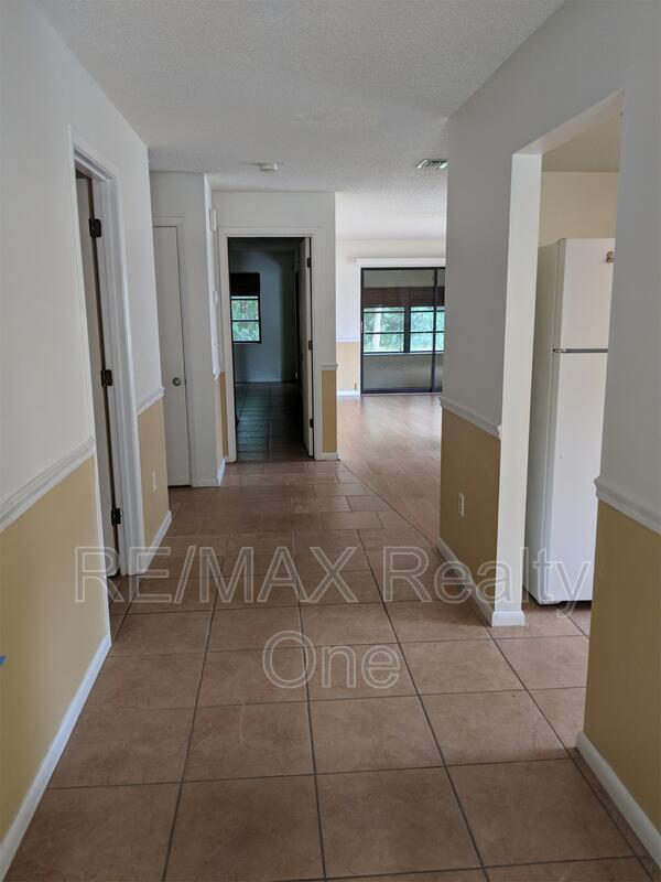 Building Photo - 25 Dogwood Dr