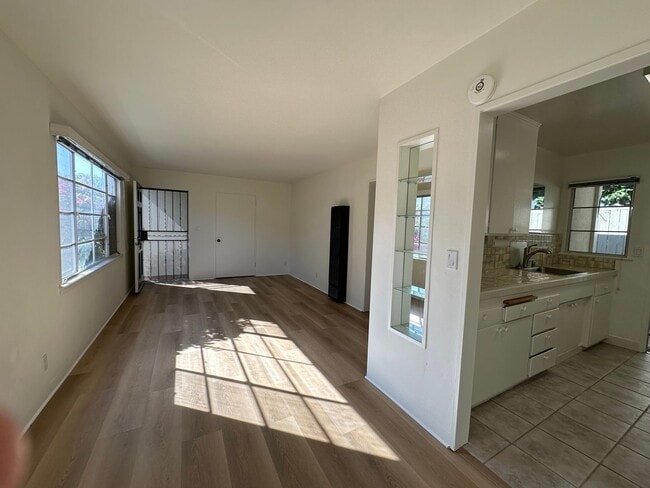 Building Photo - Pedregosa Apartments - 22/24
