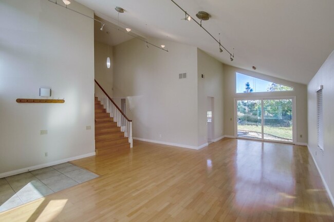 Building Photo - *$250 MOVE-IN DISCOUNT* Light and Bright B...