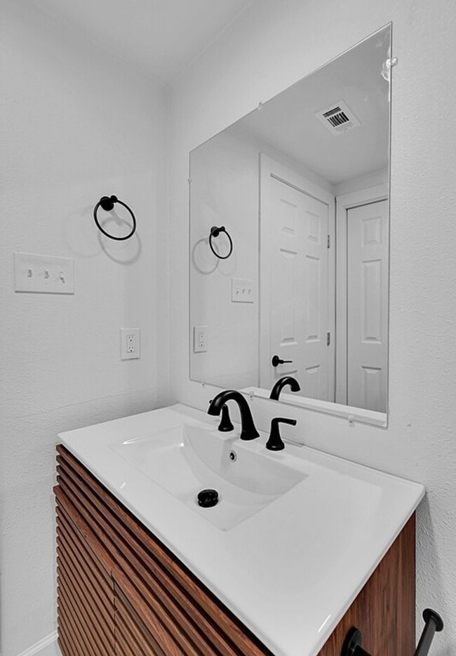 Building Photo - Newly Renovated 3 Bed, 3 Bath Home in Waco