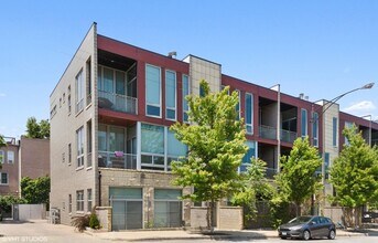 Building Photo - 902 N Elston Ave