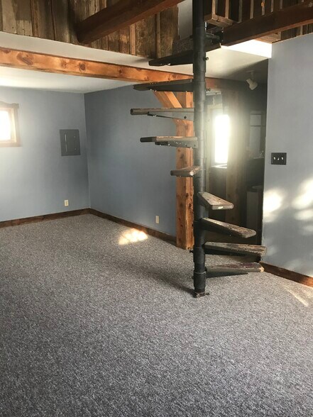 Living space - 1210 Ellis Ave