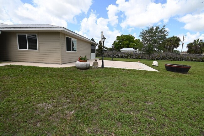 Building Photo - 985 Quail Run