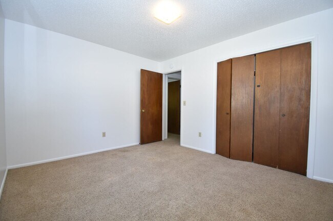 Building Photo - Spacious and charming! Conveniently located top floor 2 bedroom apartment.