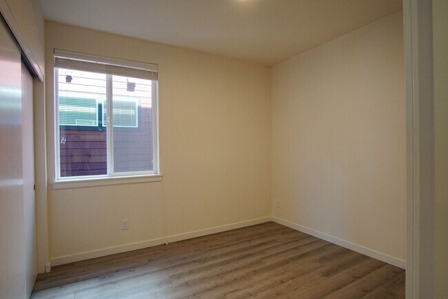 Building Photo - Modern, Spacious 2Bdr w/Condo-Grade Finish...