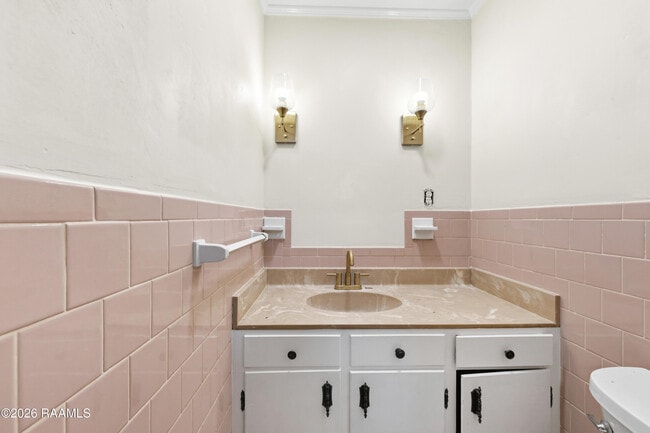 Building Photo - 1401 E Bayou Pkwy