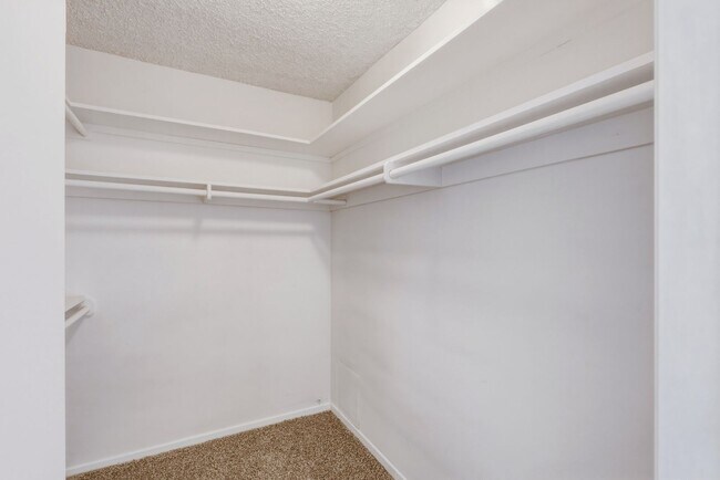 Building Photo - HUGE TOP FLOOR 2 BED 2 BATH IN PRIME SANTA MONICA! -FIREPLACE, BALCONY & GARAGE PARKING SPACE
