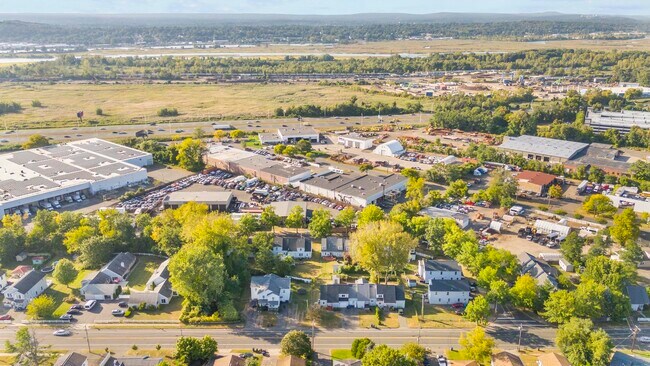 Building Photo - 670 Middletown Ave