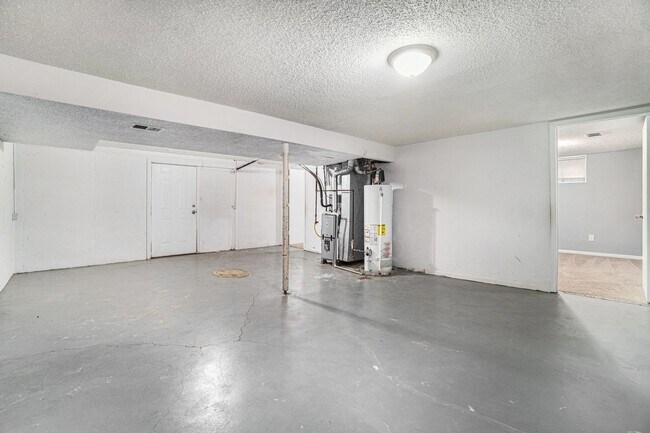 Building Photo - WOW! 4 BR, 1 BA: Move-In Ready!