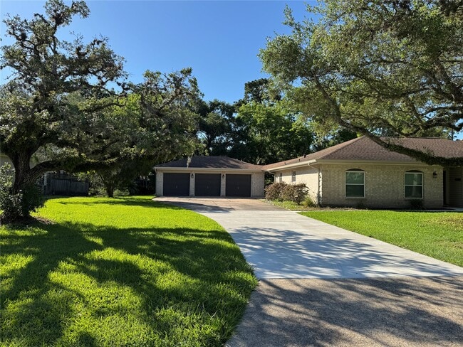 Building Photo - 304 S Shadowbend Dr
