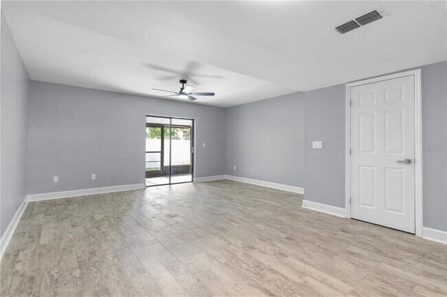 Building Photo - 10132 Lake Oak Cir