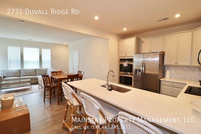 Building Photo - 2 Bedroom Plus DEN End Unit Townhome W Gar...