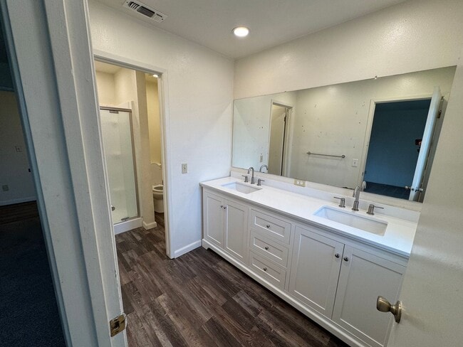 Building Photo - Reedley 3 Bedroom House