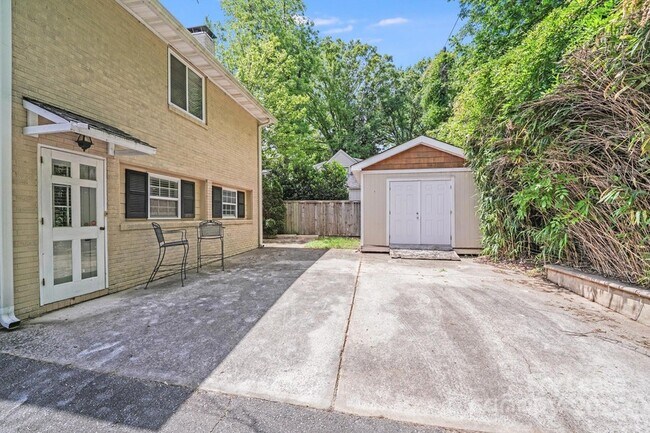 Building Photo - 2417 Laburnum Ave