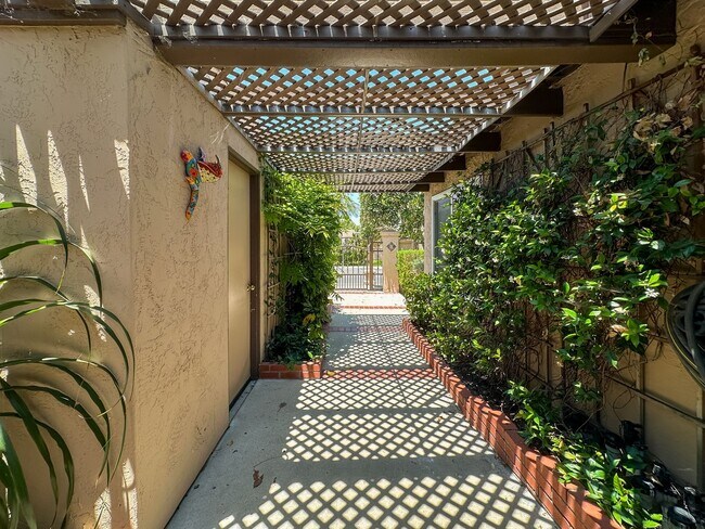 Building Photo - Stylish 4 Bedroom, 2 Bath Single-Story wit...