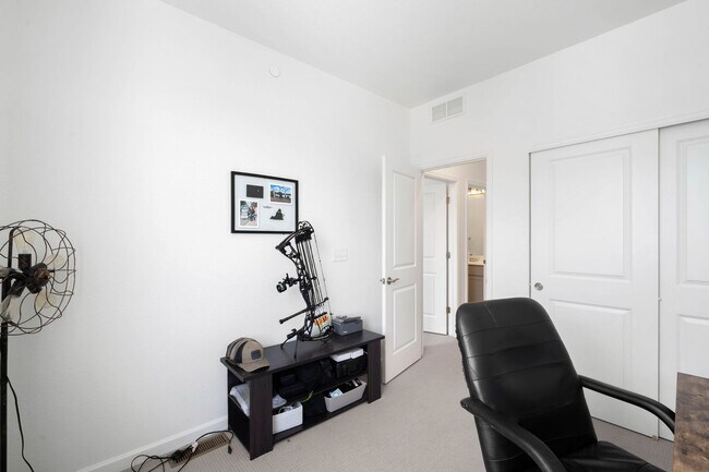 Building Photo - Modern 3BD, 2.5BA Castle Pines Townhome wi...
