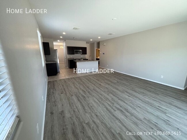 Building Photo - 10453 E Cliffrose Ln