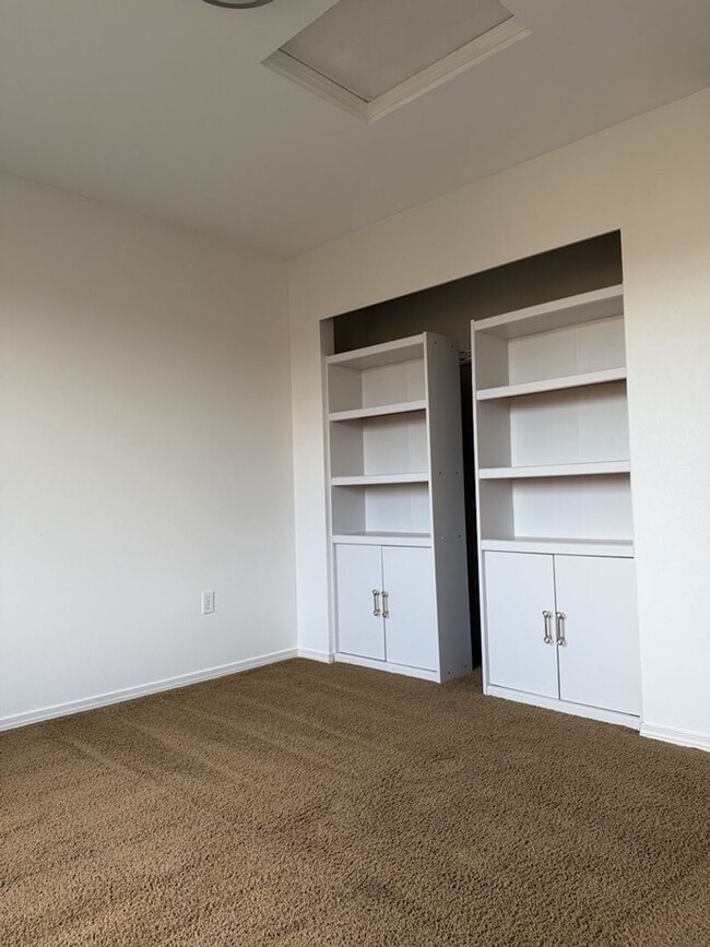 Building Photo - Spacious 3 Bed/2.5 Bath Federal Way Home.