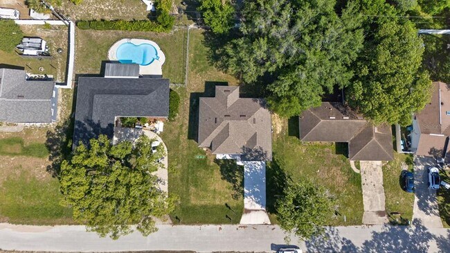 Building Photo - 922 N Fairbairn Dr