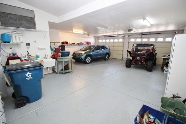 Building Photo - Furnished 3 Bedroom - 2 Bath Pool Home