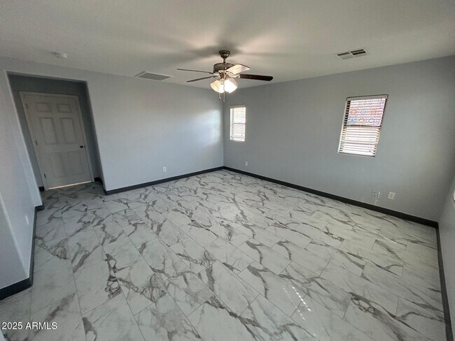 Building Photo - 869 E Doral Ct