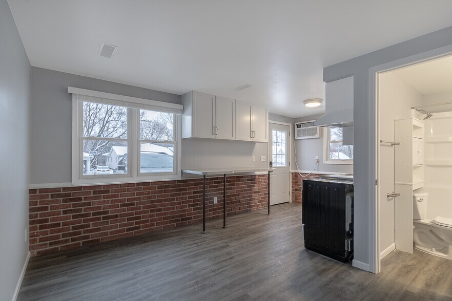 Building Photo - 404 James Ave