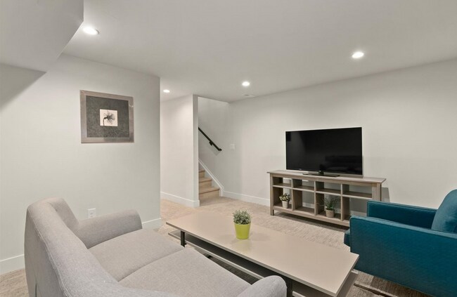 Building Photo - 2448 N High St