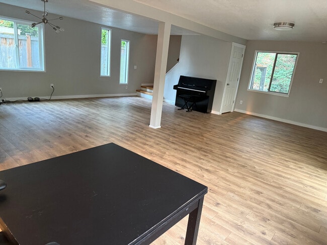 Building Photo - 900 Ferndale Cir NE