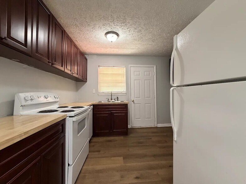 Building Photo - 4882 Valley Dale Ct SW