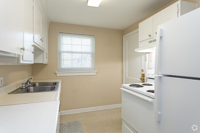 2BR, 1BA - 1,000SF - Kitchen - Haymount Historic Apartments