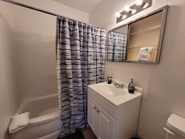 Building Photo - 824 NE 4th St