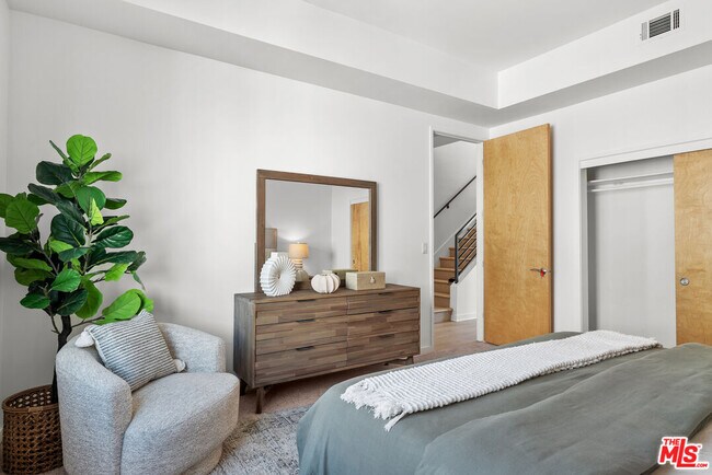 Building Photo - 5350 Playa Vista Dr