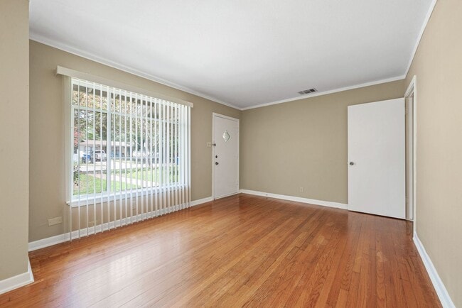 Building Photo - 3 Bedroom/1 Bathroom Ridgeview Subdivision