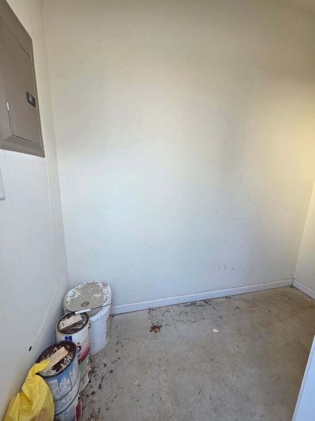 Building Photo - 2 BR Townhome!