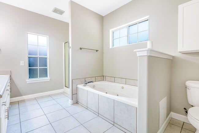 Building Photo - 5931 Hermitage Dr