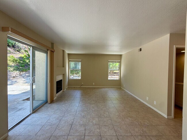 Building Photo - Spacious Five Bedroom in Rancho Del Oro