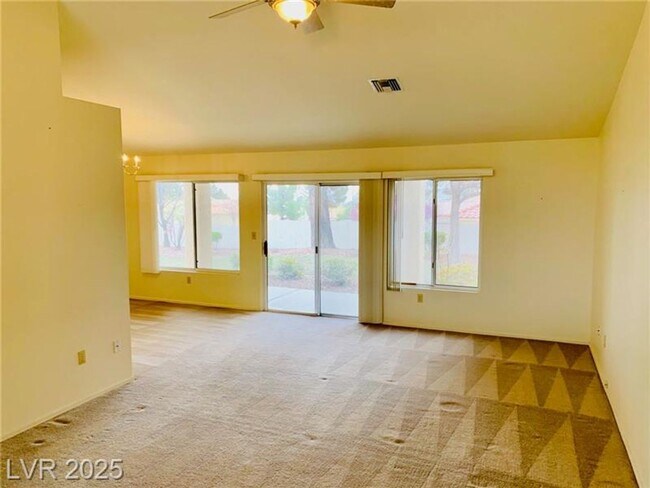 Building Photo - Clean and comfortable townhome in Sun City...