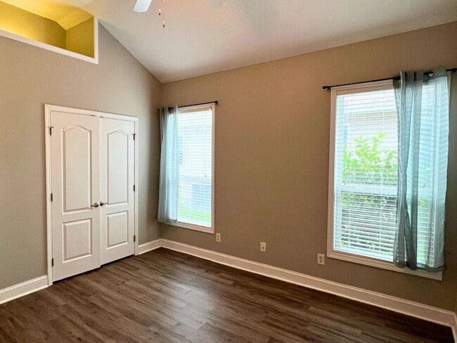 Building Photo - 3/2 in the desirable Laurel Island neighbo...