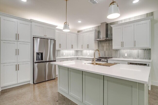 Building Photo - Brand New Custom 3 Bedroom Home in Granbury!