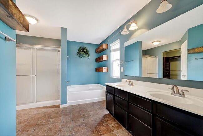 Building Photo - Quiet, comfort living in Westfield