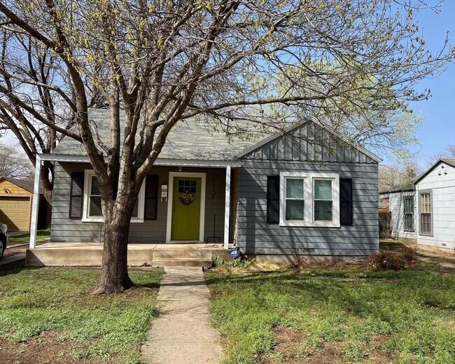 Updated Tech Terrace Home! 2622 25th St Lubbock TX 79410 Apartment