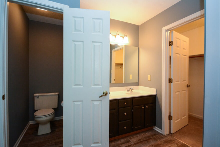 Primary Bath - 582 Redfox Ct N