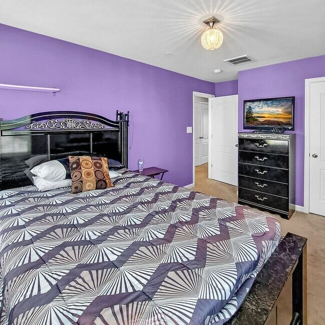 Building Photo - Stately End Unit 3-Level Townhome, 3 Bedro...