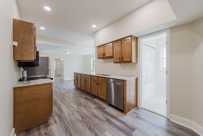 Building Photo - Beautiful Renovated 3 Bedroom and 2 Bathroom Home